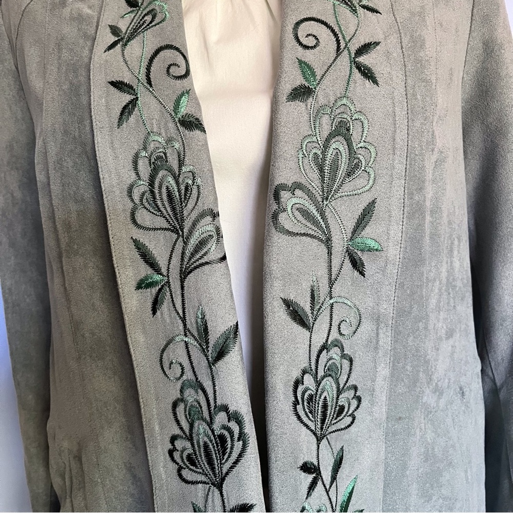 Lovely Sage Green Embroidered Blazer with Open-Front Design. Size L - Picture 2 of 8